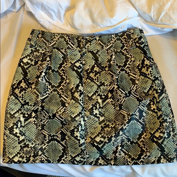 A snakeskin skirt - Picture 2 of 2